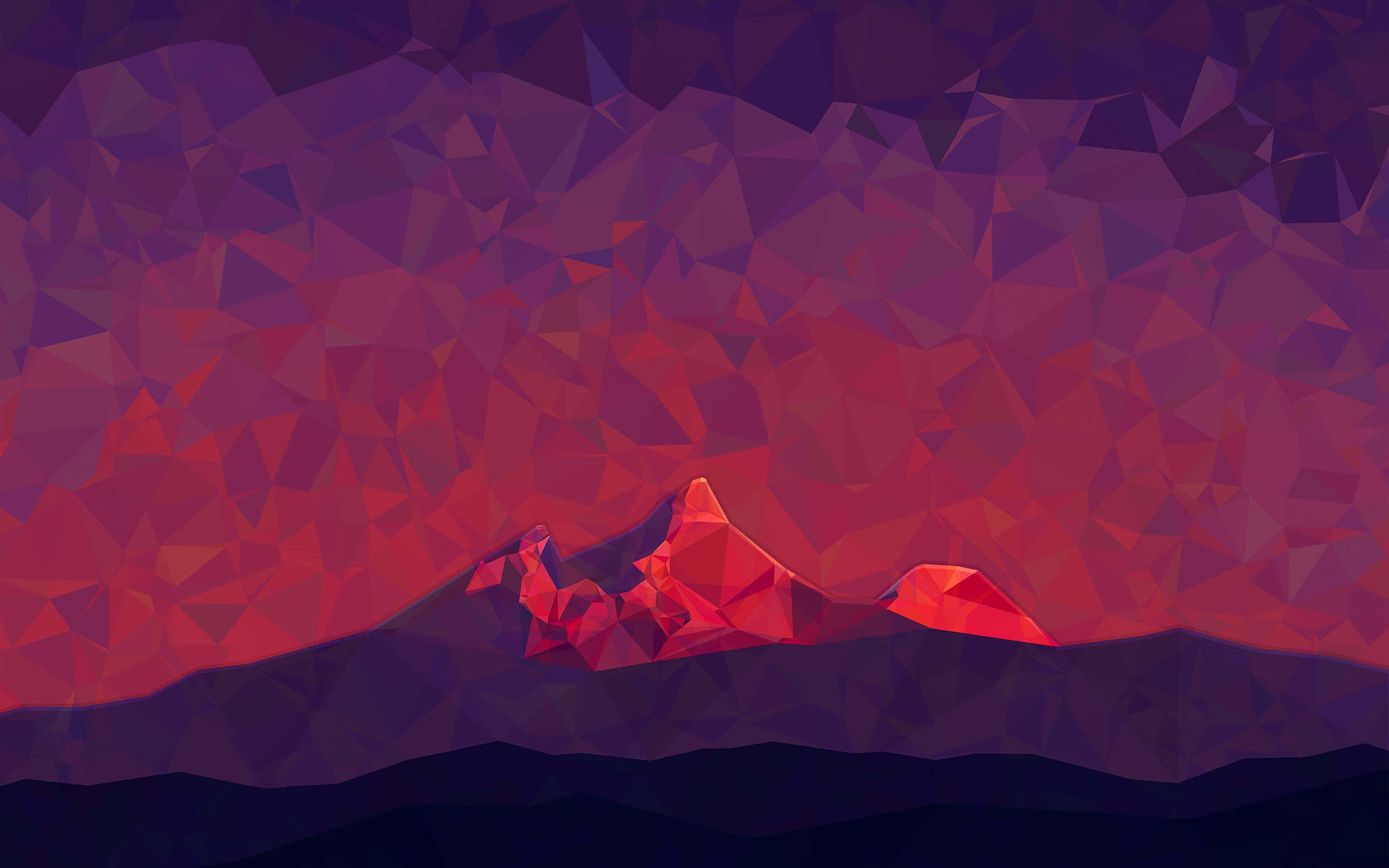 Cool Art 桌布 壁紙 — 低多邊形山脈在日落時分，在漸變紫色天空的映襯下，散發出火紅色的光芒。