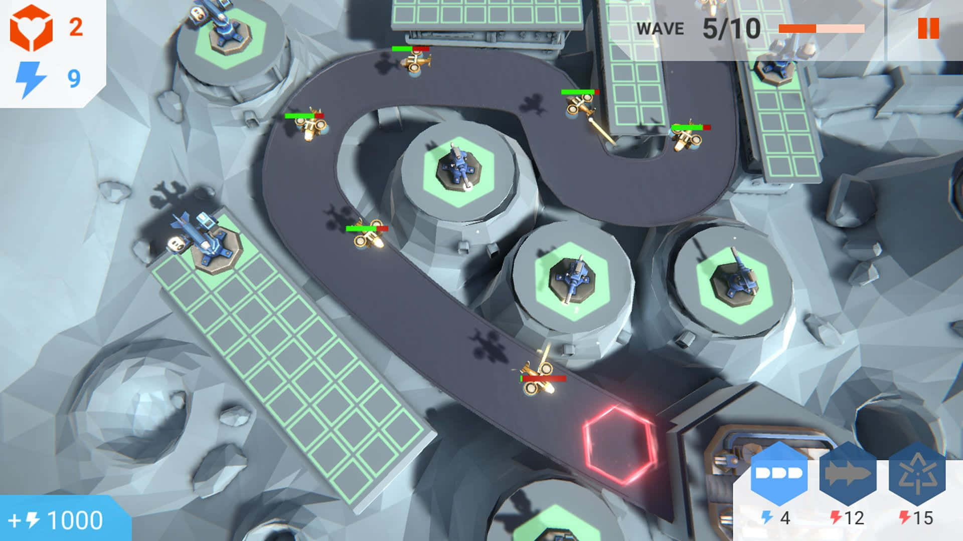 Tower Defence 桌布 壁紙 — 低多邊形遊戲場景的俯視圖，帶有發光的綠色平台和蜿蜒賽道上的小型車輛。