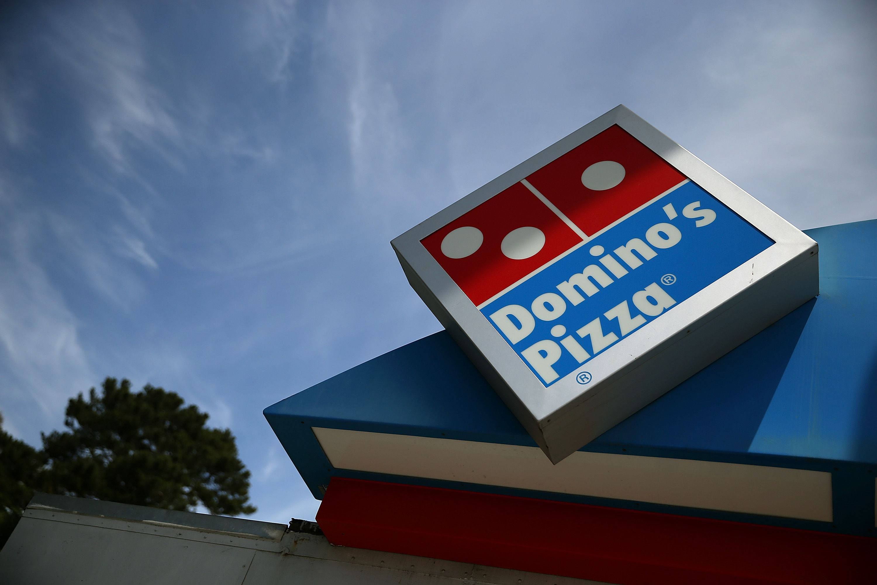標誌 桌布 壁紙 — 低角度拍攝Domino's Pizza招牌，背景是藍天白雲和樹木。