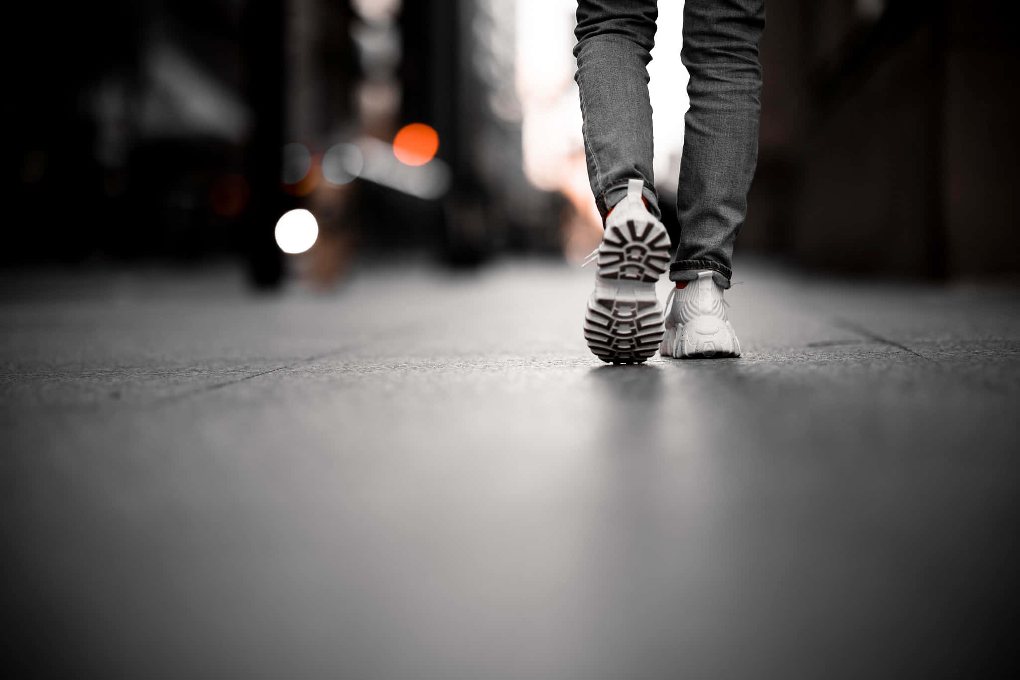 Man 桌布 壁紙 — 低角度拍攝一個人在夜晚穿著白色運動鞋沿著模糊的城市街道走開。