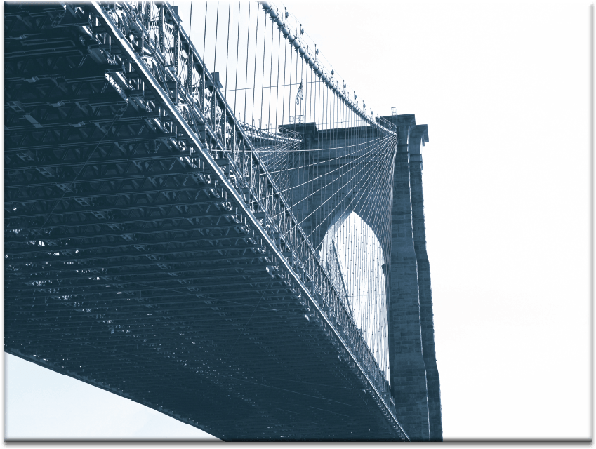 bridge 桌布 壁紙 — 低角度拍攝布魯克林大橋的鋼結構和懸索，以明亮的天空為背景。