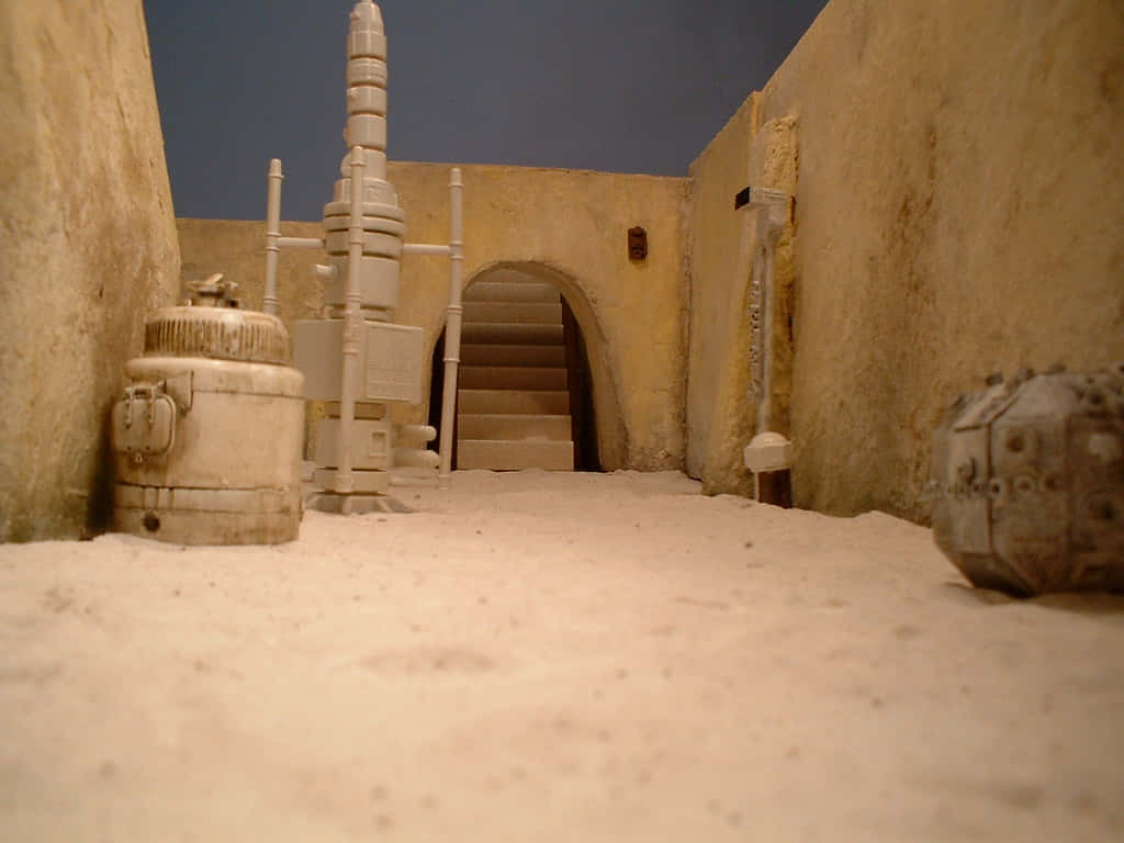 Mos Eisley 桌布 壁紙 — 低角度拍攝沙漠峽谷，沙地與石拱門通往階梯，天空陰暗。