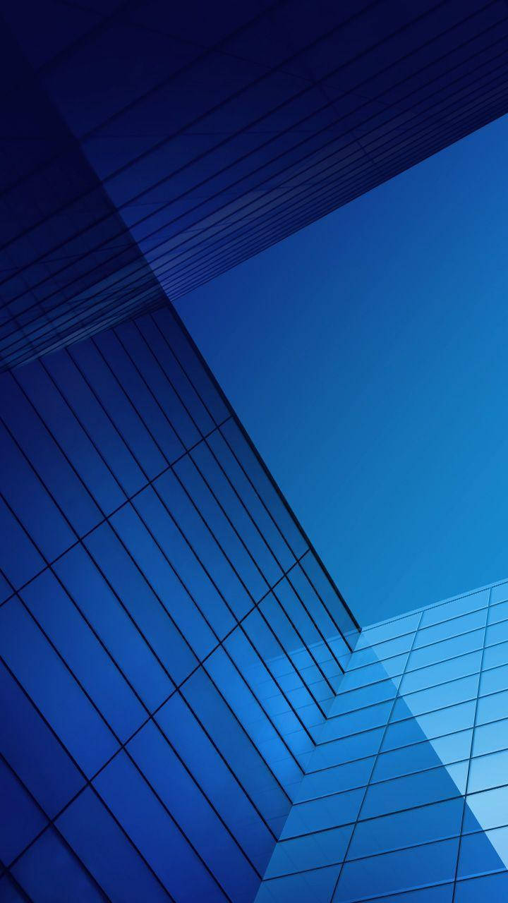 Xiaomi 桌布 壁紙 — 低角度拍攝現代玻璃摩天大樓，以清晰的幾何線條框住清澈的藍天。
