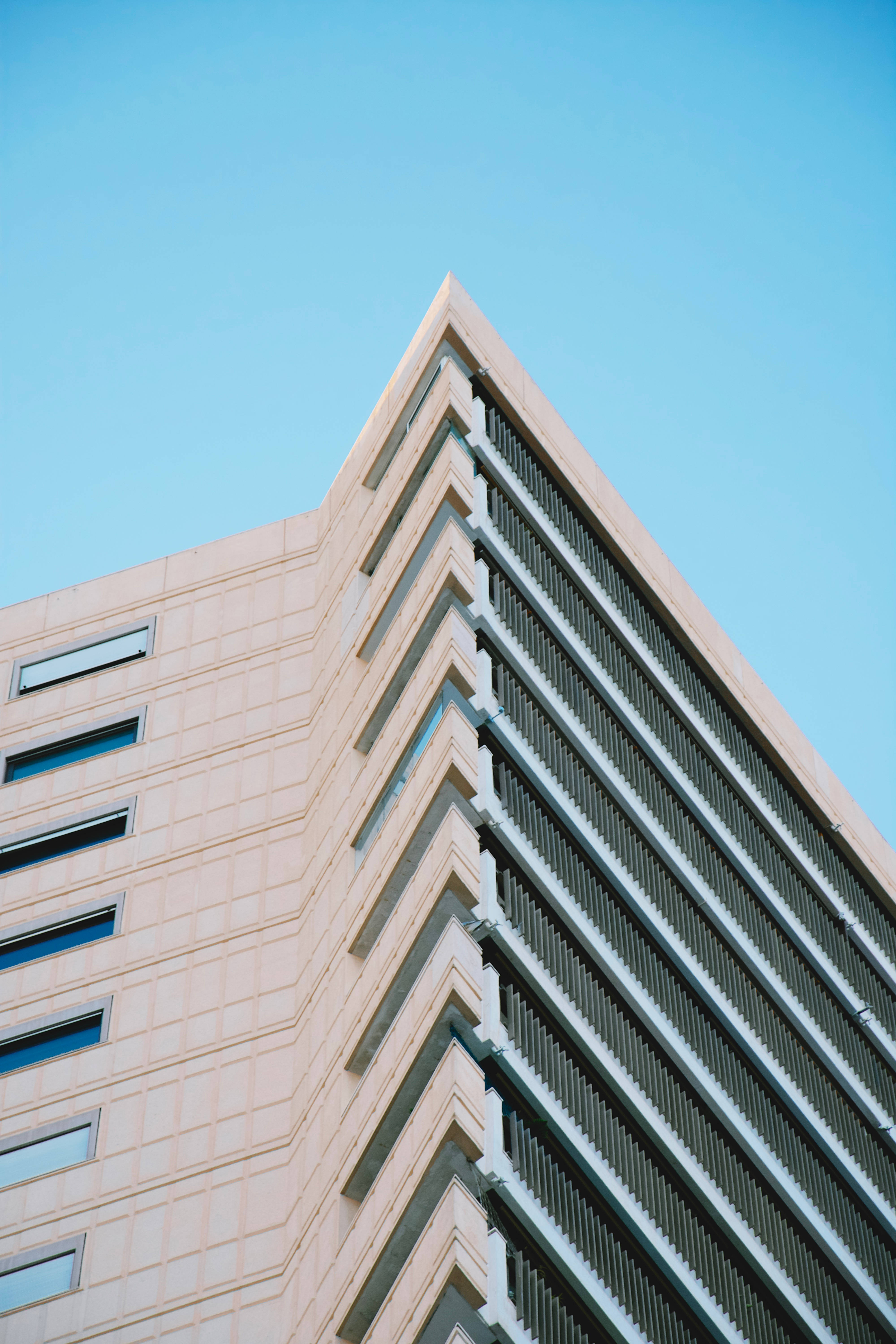 Monaco 桌布 壁紙 — 低角度拍攝現代米色建築物，幾何線條襯托清澈藍天。