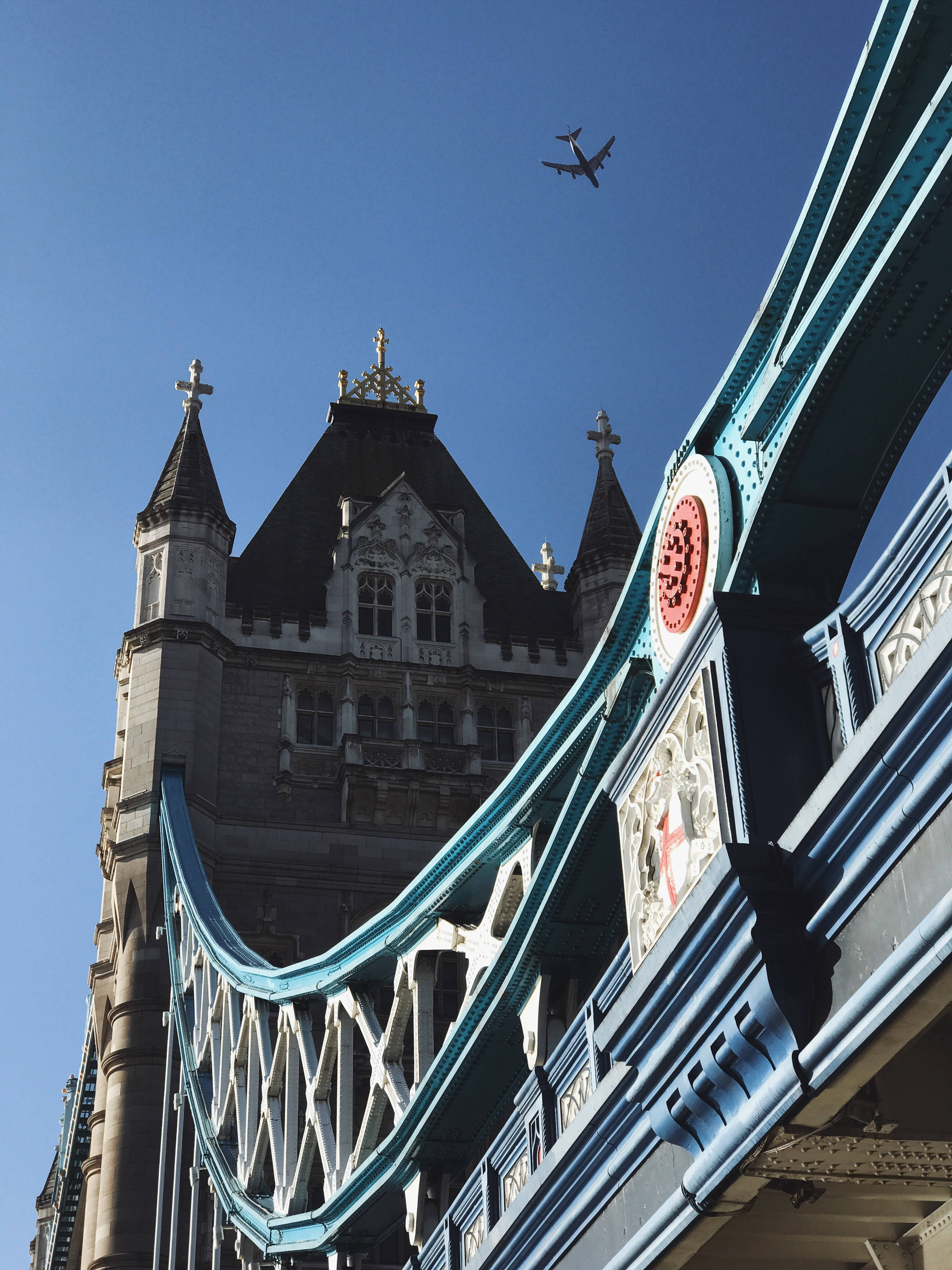 bridge 桌布 壁紙 — 低角度拍攝的倫敦塔橋，在晴朗藍天下有飛機飛過。