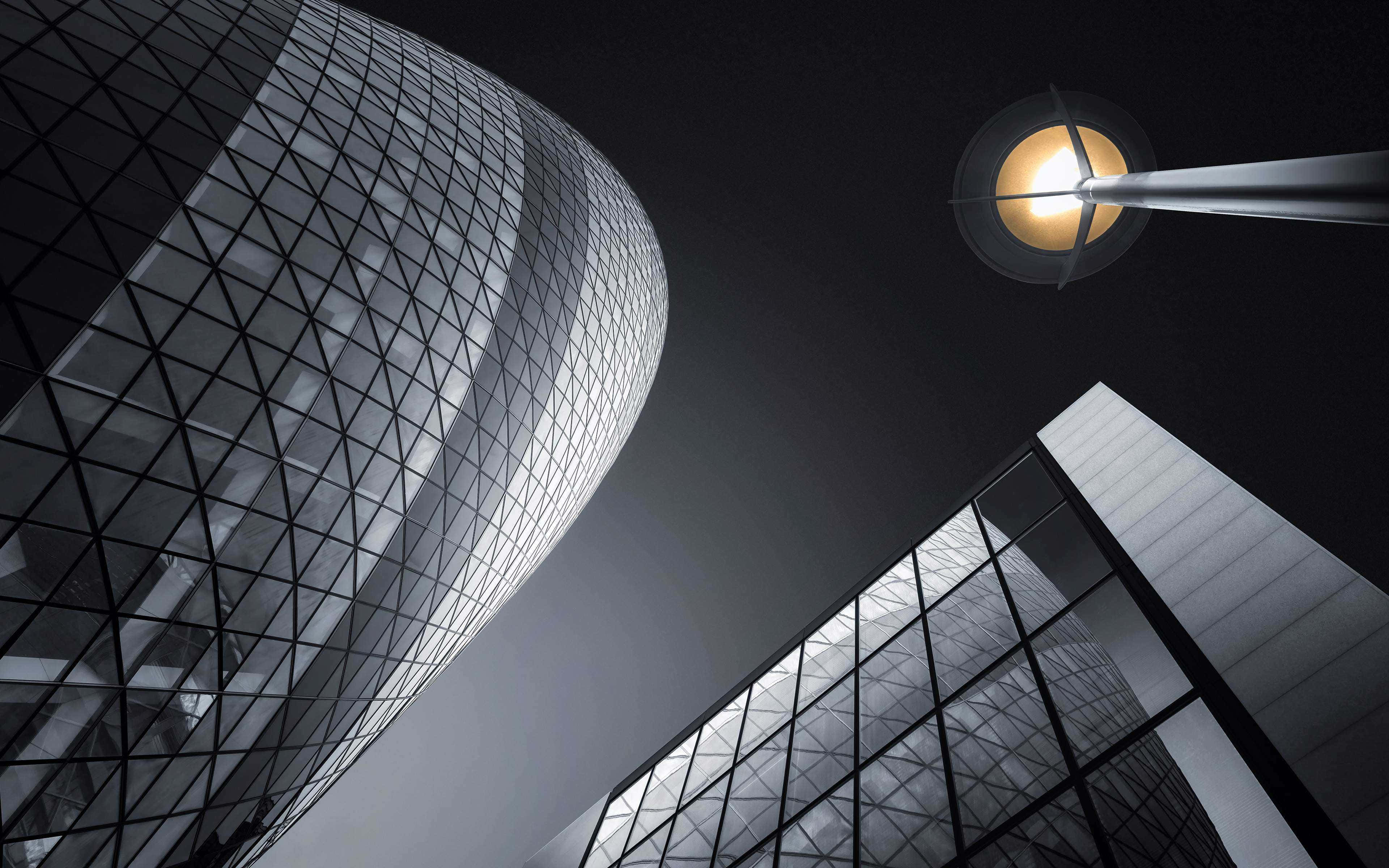 Buildings 桌布 壁紙 — 低角度拍攝的時尚現代建築，在黑暗的天空下，一盞發光的街燈投射出溫暖的光束。