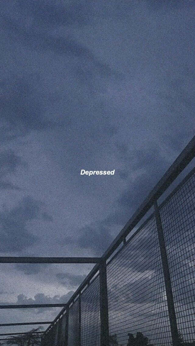 iPhone 桌布 壁紙 — 低角度拍攝的金屬圍欄，背景是陰沉的密雲天空，中央有 depressed 一字。
