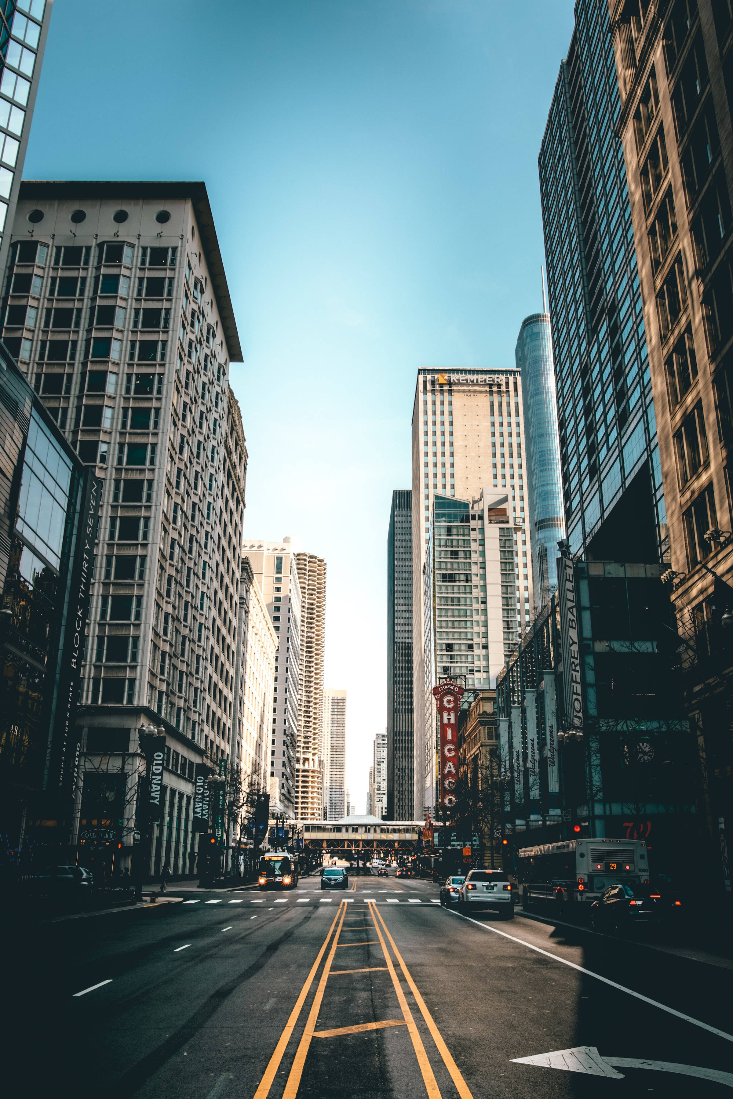 Skyscraper 桌布 壁紙 — 低角度拍攝芝加哥一條繁忙街道，兩旁高聳摩天大樓，藍天白雲。