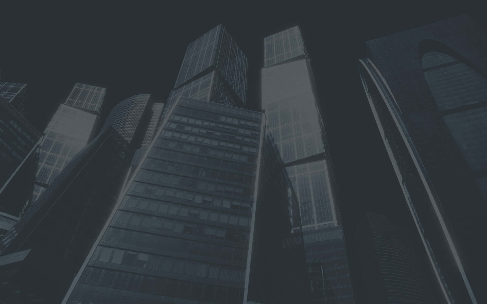 Parallax 桌布 壁紙 — 低角度拍攝高聳摩天大樓刺穿陰暗天空的未來城市景觀。
