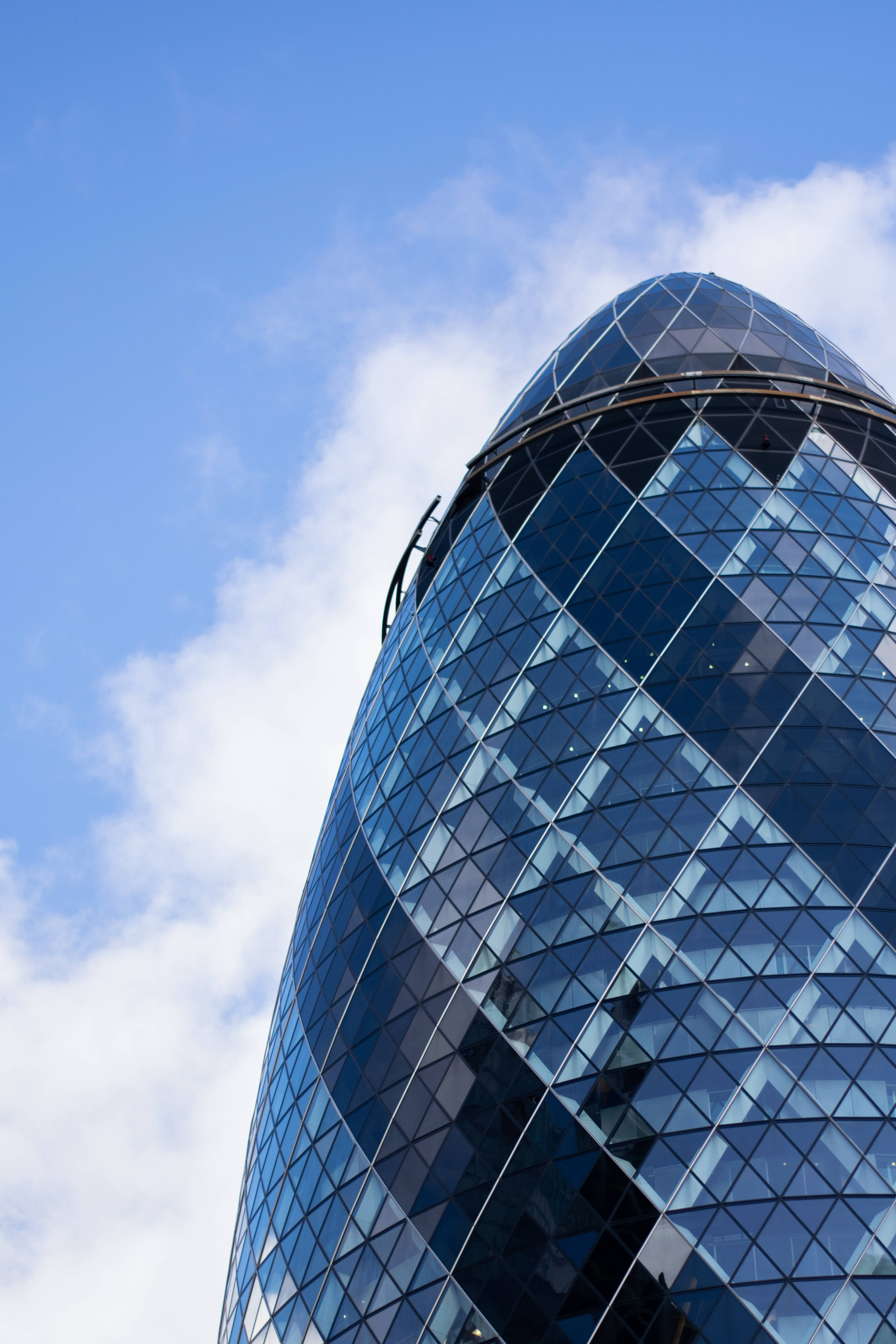 Skyscraper 桌布 壁紙 — 低角度觀看Gherkin摩天大樓的玻璃外牆，反射藍天白雲。
