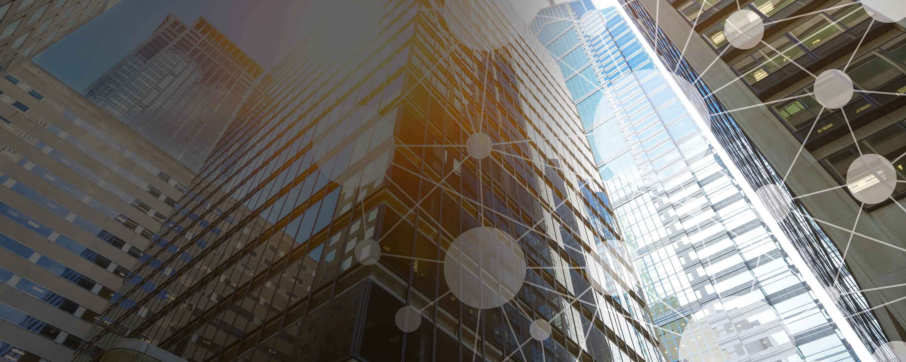 Buildings 桌布 壁紙 — 低角度觀看高聳的玻璃摩天大樓，帶有在溫暖陽光下發光的數位網路覆蓋層。