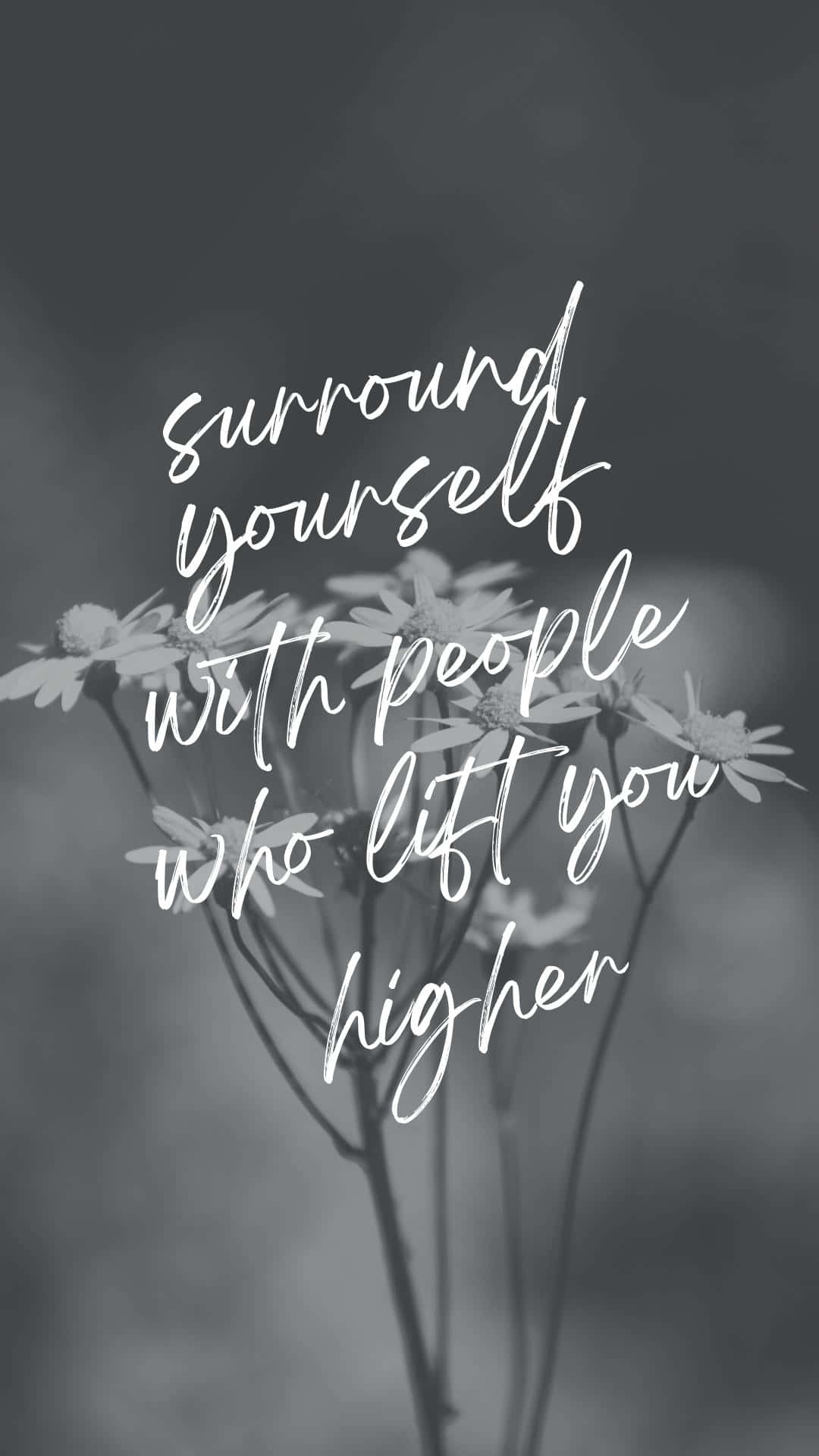 Positive Quotes 桌布 壁紙 — 低語的雛菊框住優雅的手寫文字，敦促你在柔和的灰色背景下讓自己周圍充滿振奮人心的人。