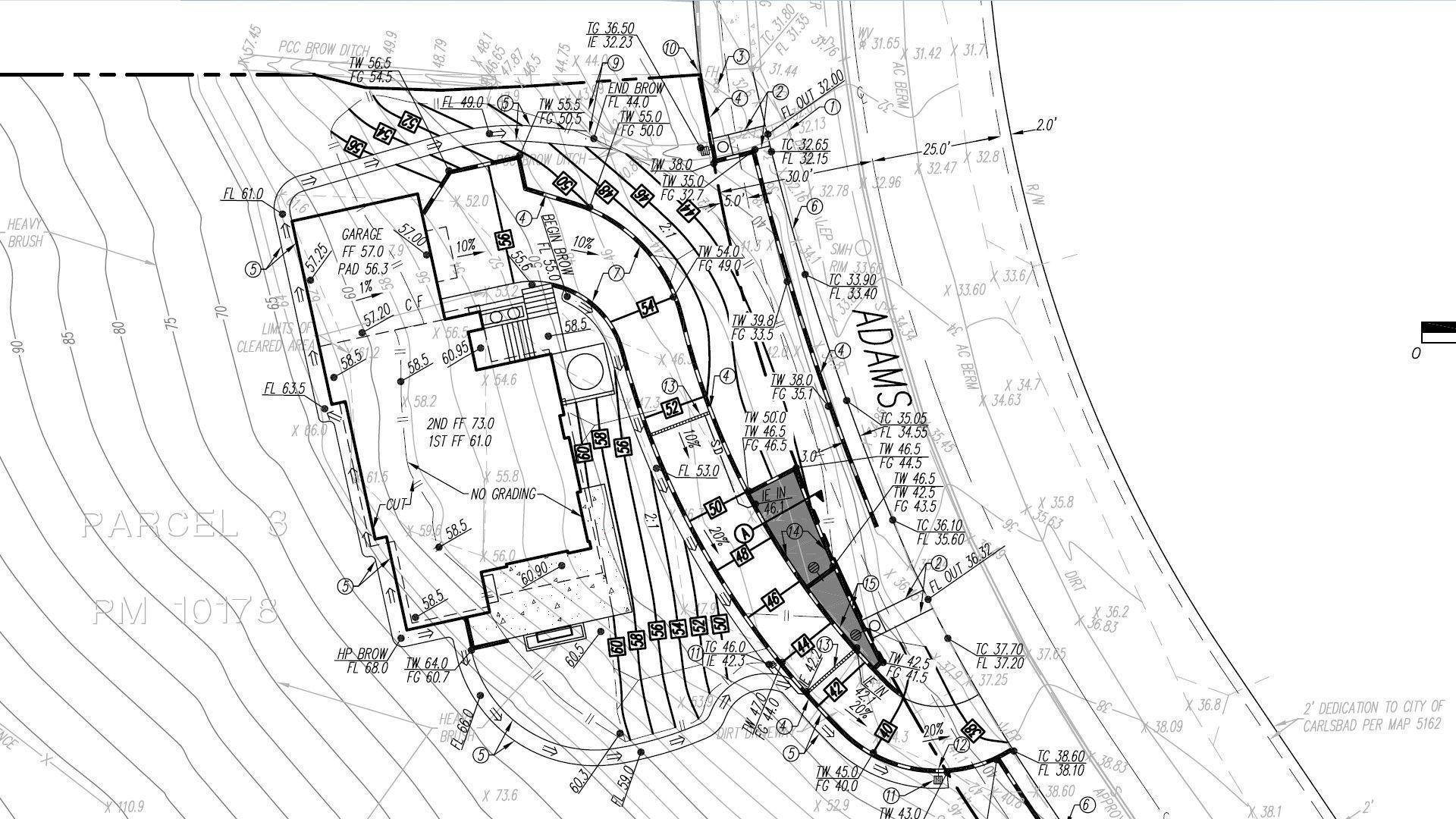 建築 桌布 壁紙 — 住宅地段的技術藍圖，顯示車庫尺寸和地形等高線。