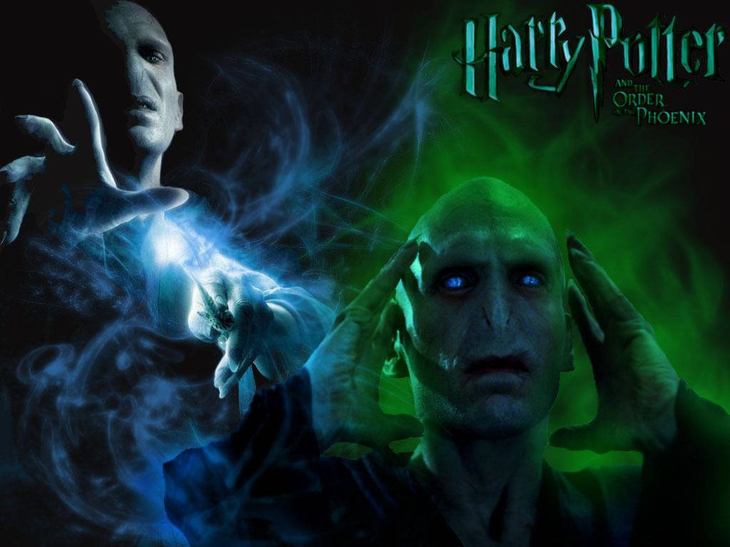 voldemort 桌布 壁紙 — 佛地魔在深綠色神秘背景前面對發光的藍色魔法力量，並帶有哈利波特電影標題。