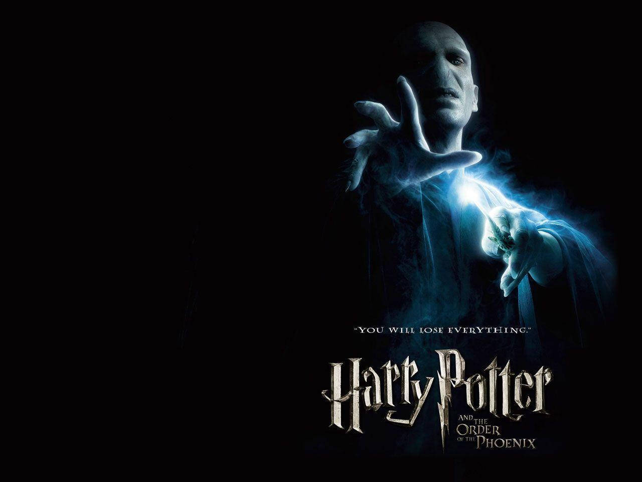 voldemort 桌布 壁紙 — 佛地魔在黑色背景上施展發光的藍色咒語，出現在哈利波特電影海報中。