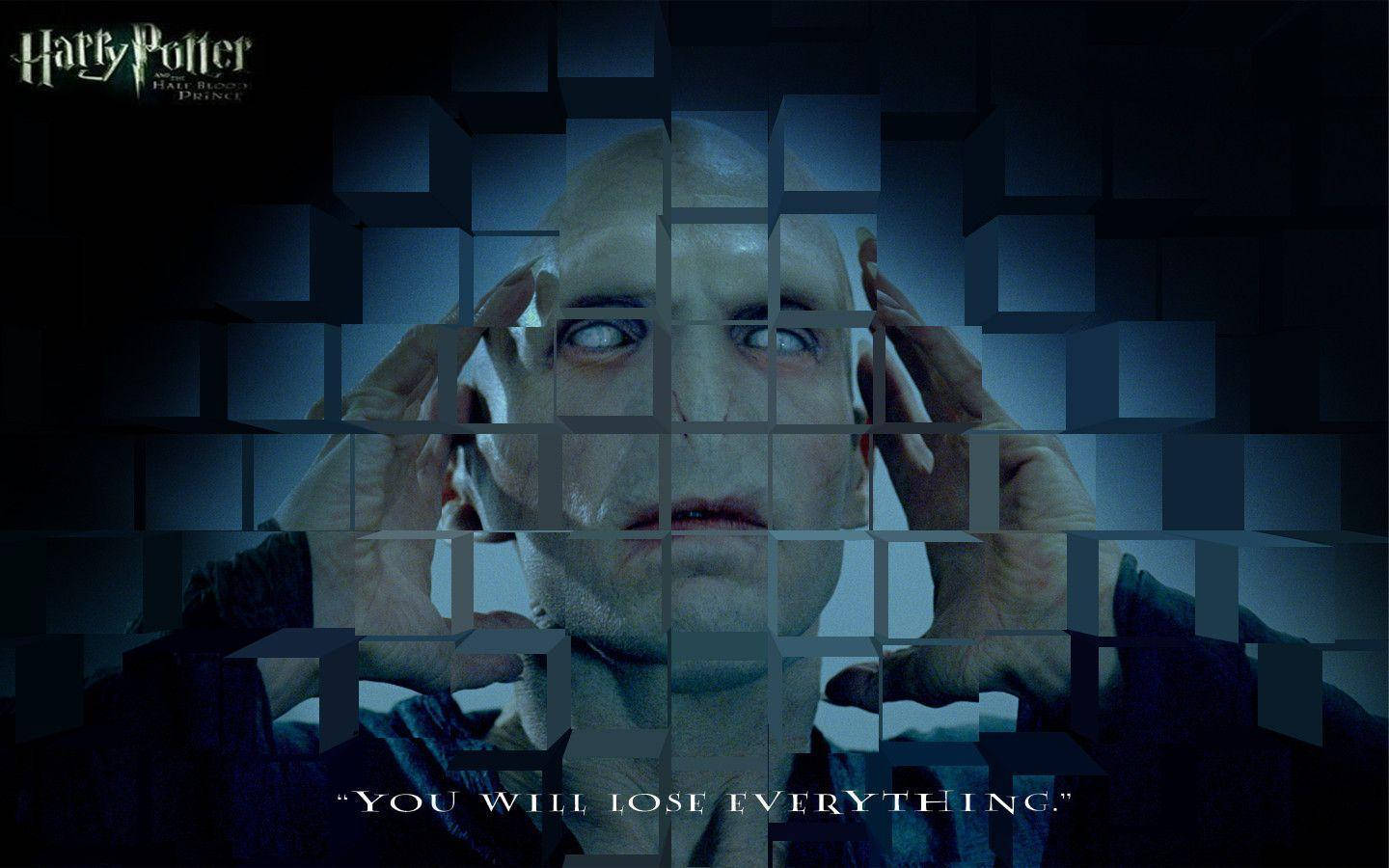 voldemort 桌布 壁紙 — 佛地魔的特寫鏡頭，皮膚蒼白，眼睛睜大，雙手抓著頭部，碎裂的立方體遮蓋了他的臉，背景是深藍色。