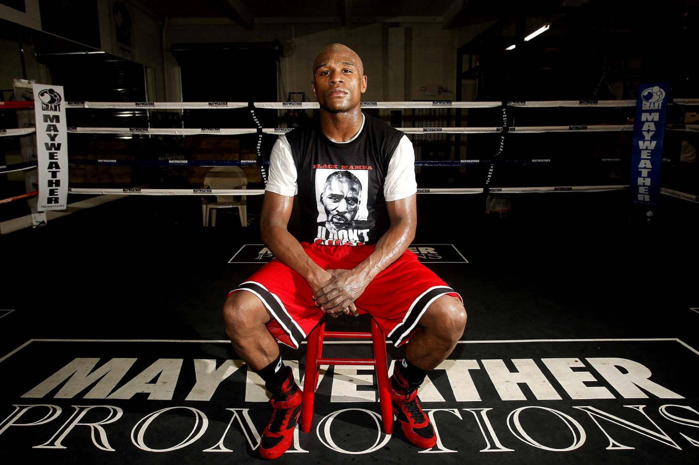 Boxing 桌布 壁紙 — 佛洛伊德·梅威瑟自信地坐在他品牌拳擊場內的紅色凳子上，處於戲劇性的工作室燈光下。