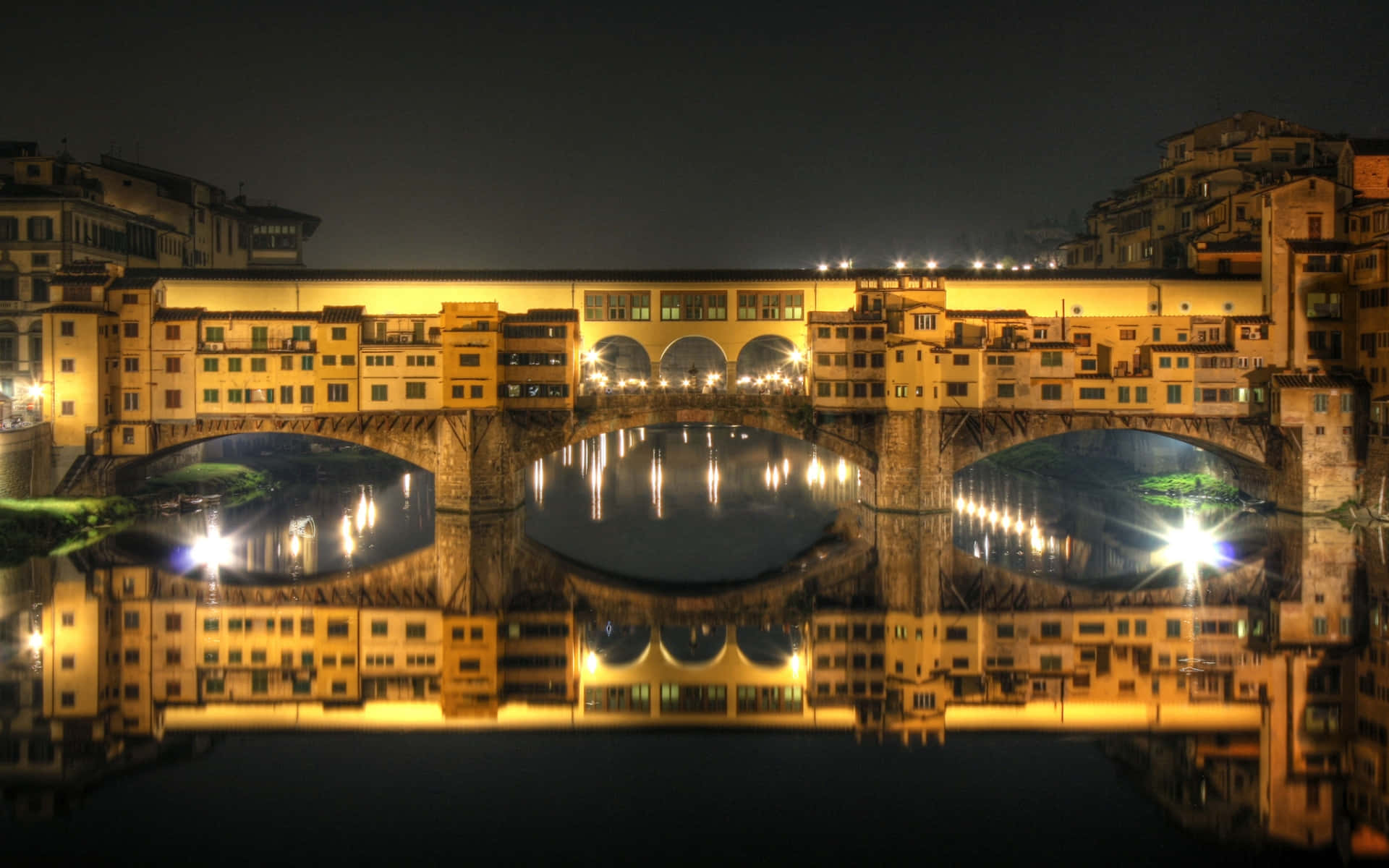 Building 桌布 壁紙 — 佛羅倫斯舊橋的絕美夜景，金色燈光完美倒映在下方平靜的河面上。