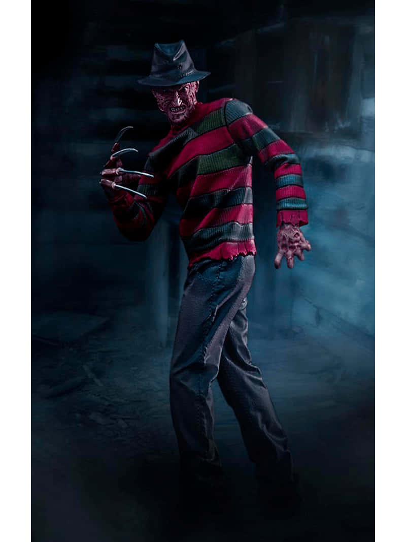 Freddy Krueger 桌布 壁紙 — 佛萊迪·克魯格（Freddy Krueger）身穿標誌性條紋毛衣和利刃手套，威嚇地站在陰暗霧氣瀰漫的房間裡。