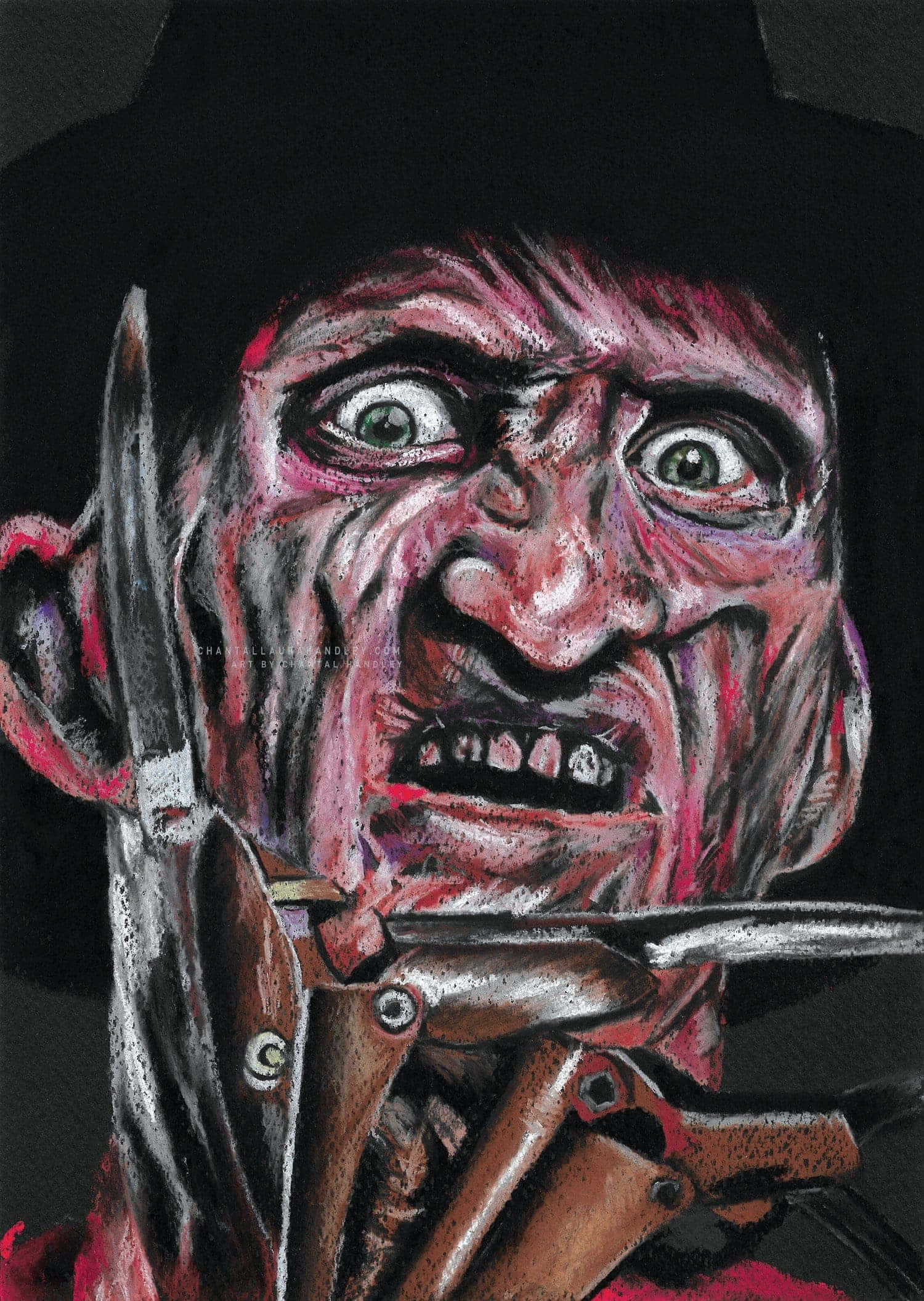 Freddy Krueger 桌布 壁紙 — 佛萊迪·克魯格的恐怖特寫，露出威脅的笑容，戴著佈滿刀片的手套，背景陰暗。