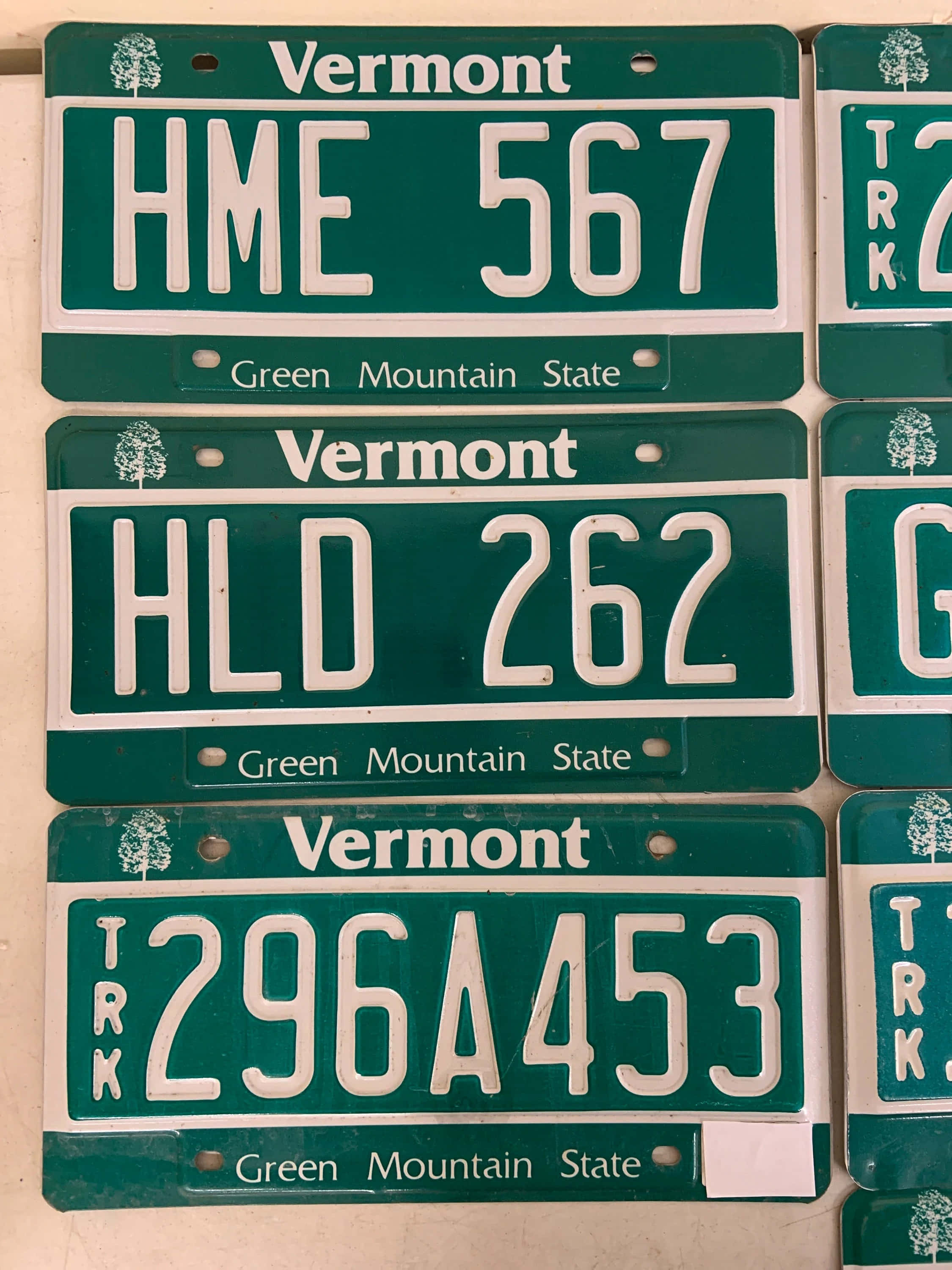 License Plate 桌布 壁紙 — 佛蒙特州車牌的近距離特寫，綠色背景白色字體顯示「Green Mountain State」文字。