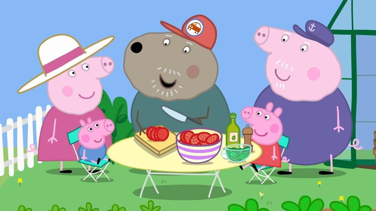 Grandpa Pig 桌布 壁紙 — 佩佩豬一家和朋友在晴朗的藍天下戶外聚集，享受愉快的野餐，有切片番茄和沙拉。