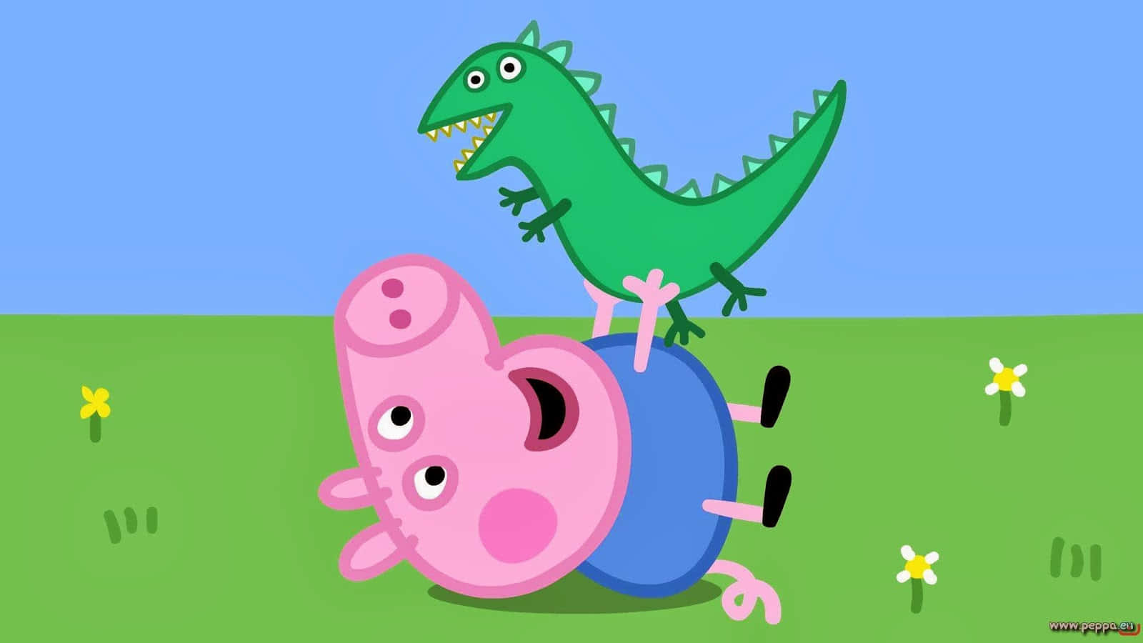George Pig 桌布 壁紙 — 佩佩豬仰臥在草地上，一隻綠色恐龍在晴朗的藍天下頑皮地站在她的肚子上。