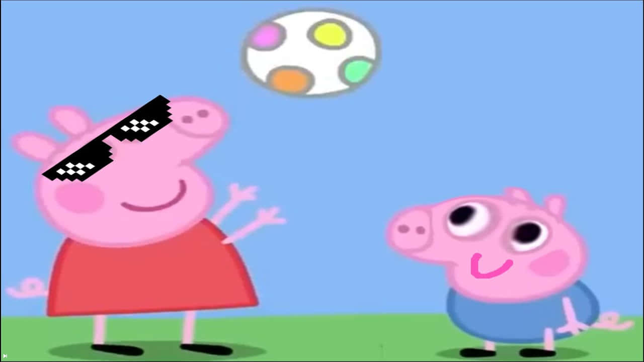 Peppa Pig Funny 桌布 壁紙 — 佩佩豬和喬治在晴朗的藍天下，在綠色草地上玩一個色彩繽紛的球。