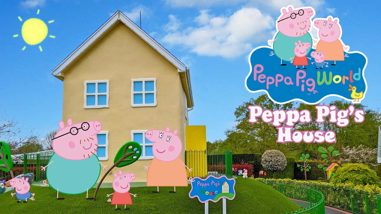 Peppa Pig Family 桌布 壁紙 — 佩佩豬和她的家人站在他們黃色的房子前，在晴朗的天空下，周圍有卡通角色和充滿活力的綠色植物，非常開心。