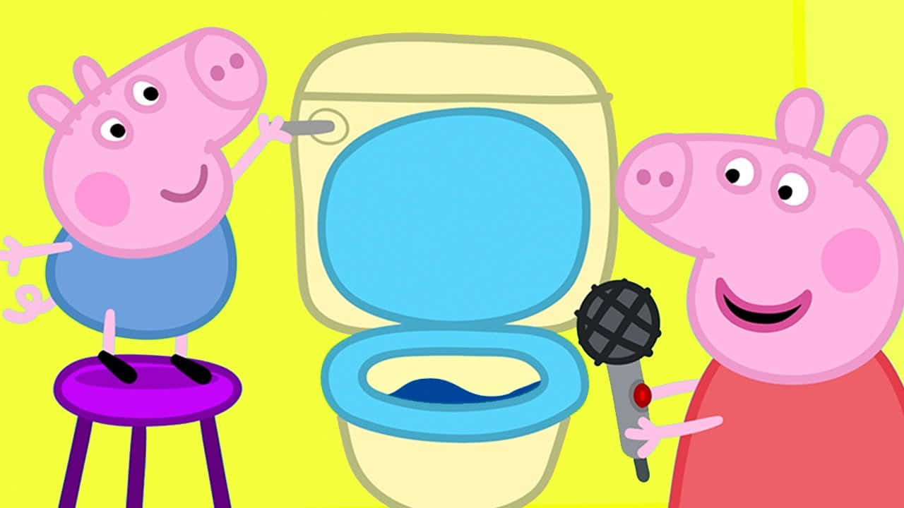 Peppa Pig Funny 桌布 壁紙 — 佩佩豬和她的弟弟喬治在一個明亮的黃色浴室裡，有馬桶和麥克風。
