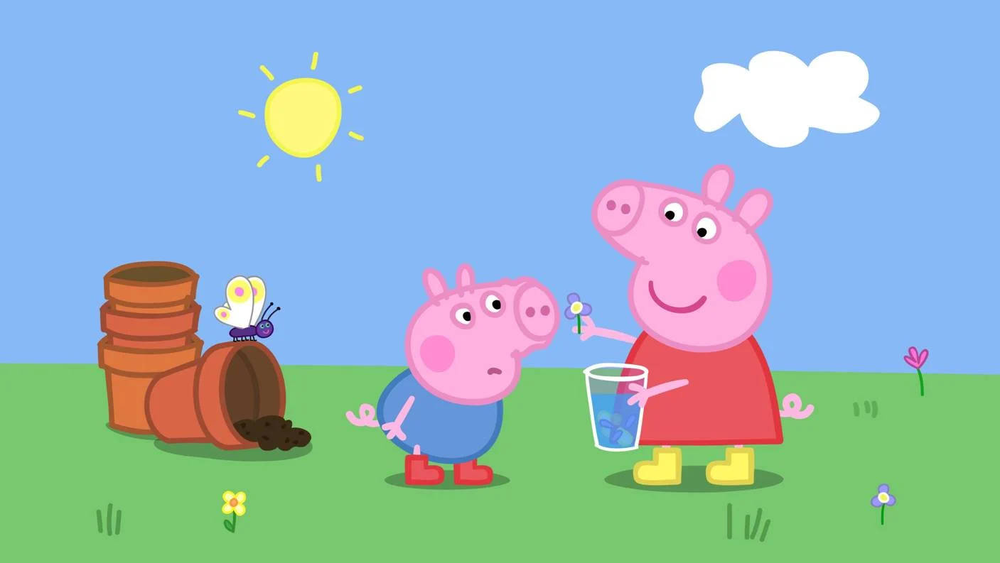 Peppa 桌布 壁紙 — 佩佩豬和她的弟弟喬治在陽光燦爛的日子裡，在堆疊的花盆和花朵附近與蝴蝶一起在外面玩耍。