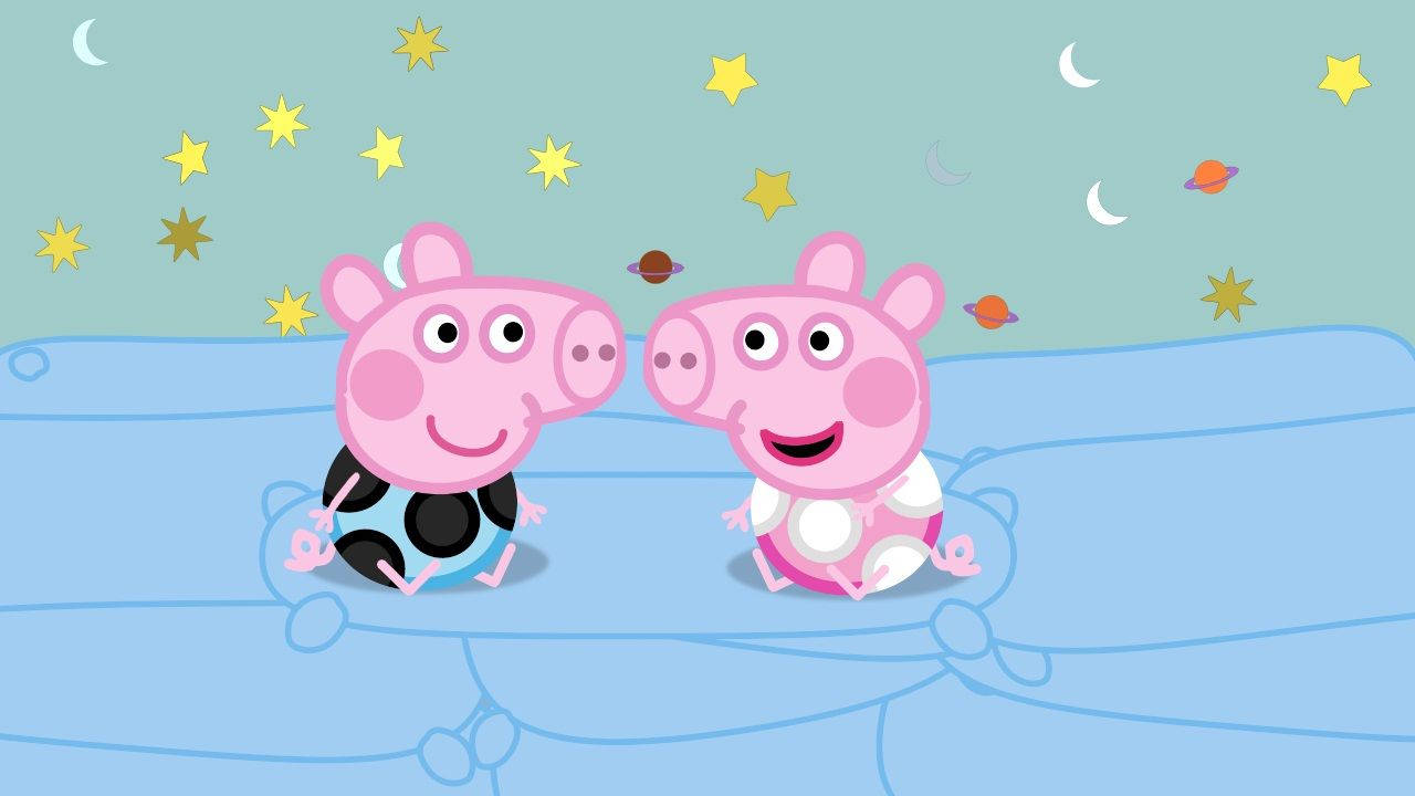 peppa pig desktop 桌布 壁紙 — 佩佩豬和她的朋友坐在藍色床上，星空下有行星和彎月。