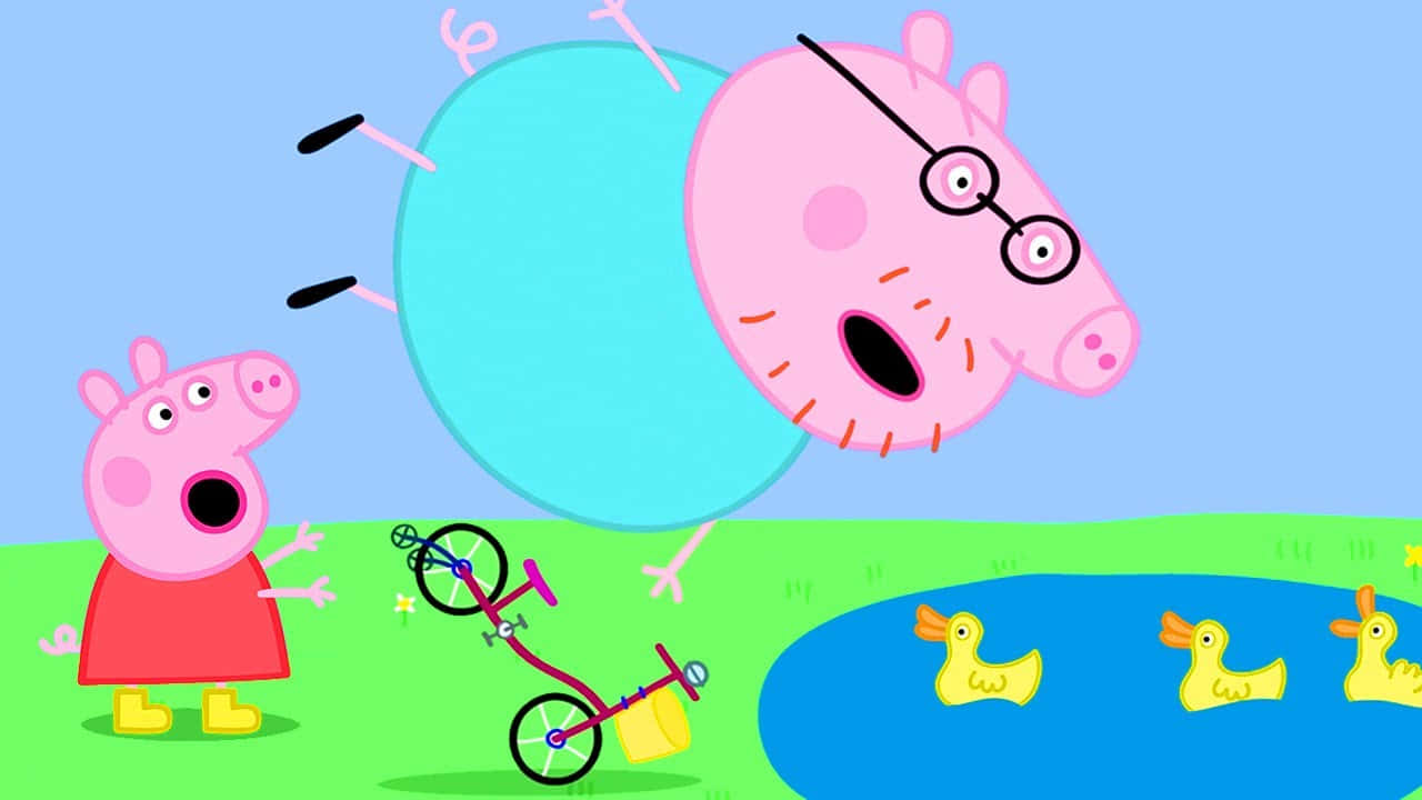 Peppa Pig Funny 桌布 壁紙 — 佩佩豬和她的爸爸在一個有橡膠鴨子和一輛倒下的腳踏車的池塘上空飛翔。