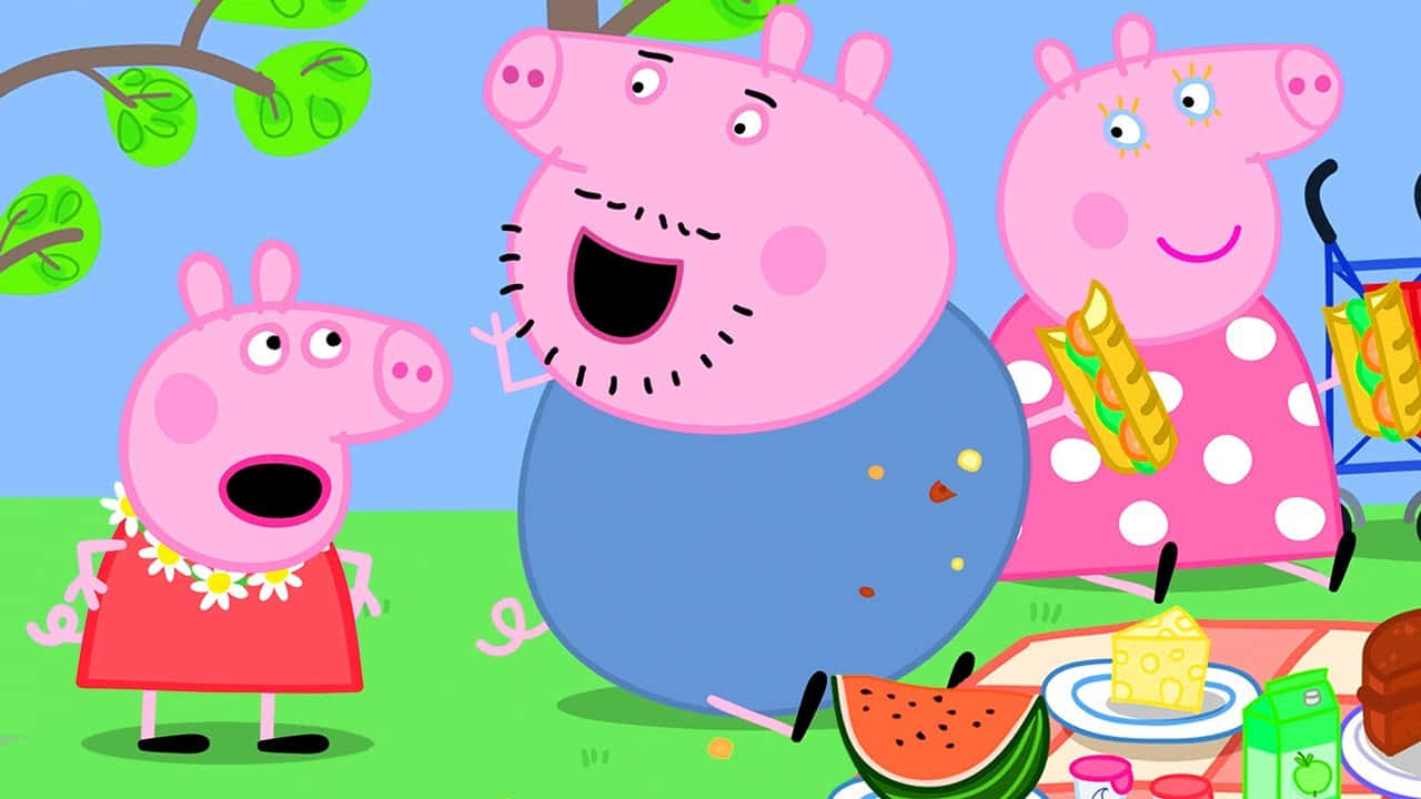 Peppa Pig Family 桌布 壁紙 — 佩佩豬和家人在樹下享受愉快的野餐，有西瓜、起司和熱狗。