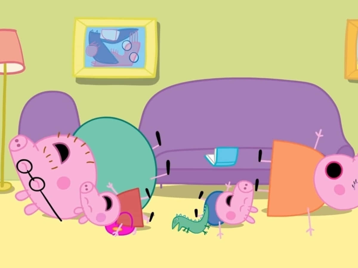 Peppa Pig Funny 桌布 壁紙 — 佩佩豬和家人在舒適的卡通客廳中，在紫色沙發附近的黃色地板上嬉戲翻滾。