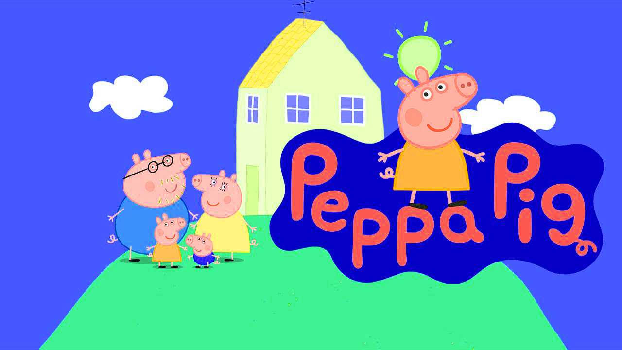 Peppa 桌布 壁紙 — 佩佩豬和家人站在綠色山丘上，旁邊是他們的黃色房子，背景是藍天白雲。