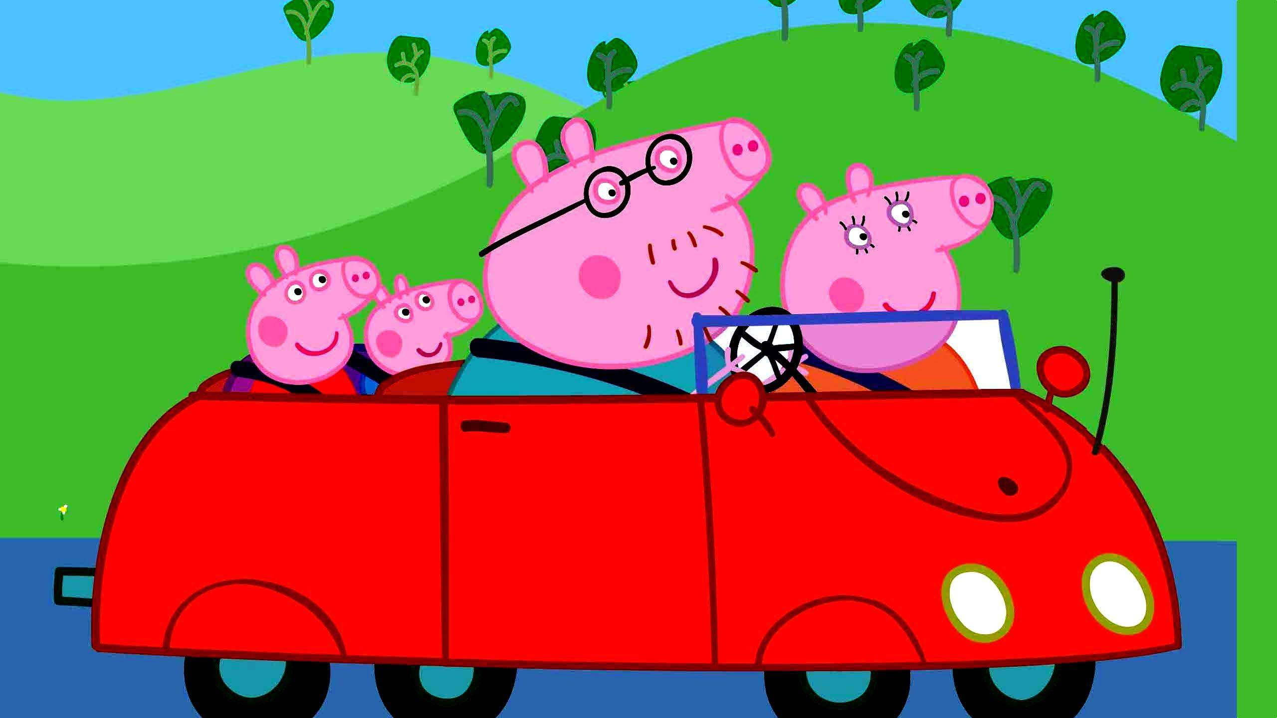 Peppa 桌布 壁紙 — 佩佩豬和家人開心乘坐紅色汽車，穿過明亮的綠色鄉村，在晴朗的藍天下。