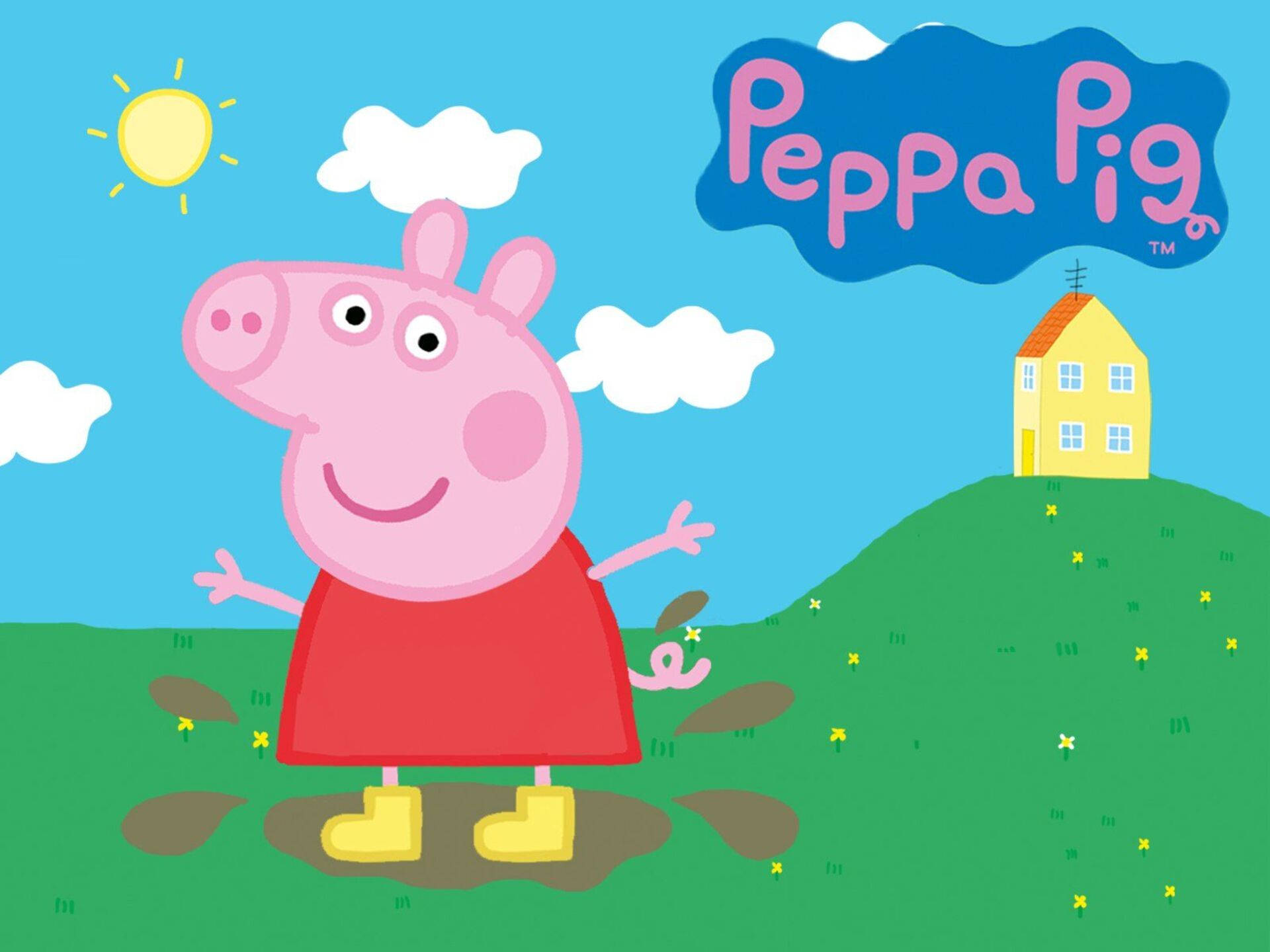 Peppa 桌布 壁紙 — 佩佩豬在晴朗的藍天下，開心地站在泥濘的田野中，背景是綠色山丘上的房子。