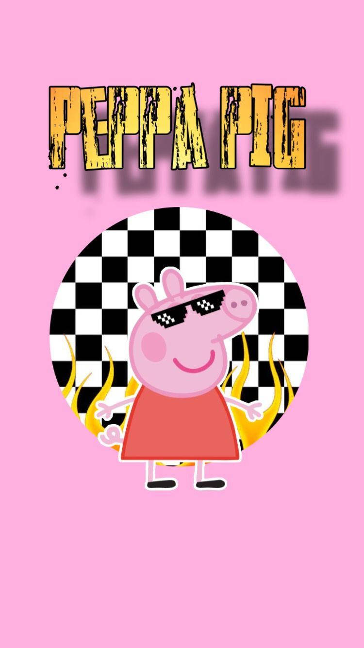 Peppa 桌布 壁紙 — 佩佩豬戴著太陽眼鏡自信地站在一個有火焰的格子圓圈前，背景是粉紅色，並有粗體黃色文字。