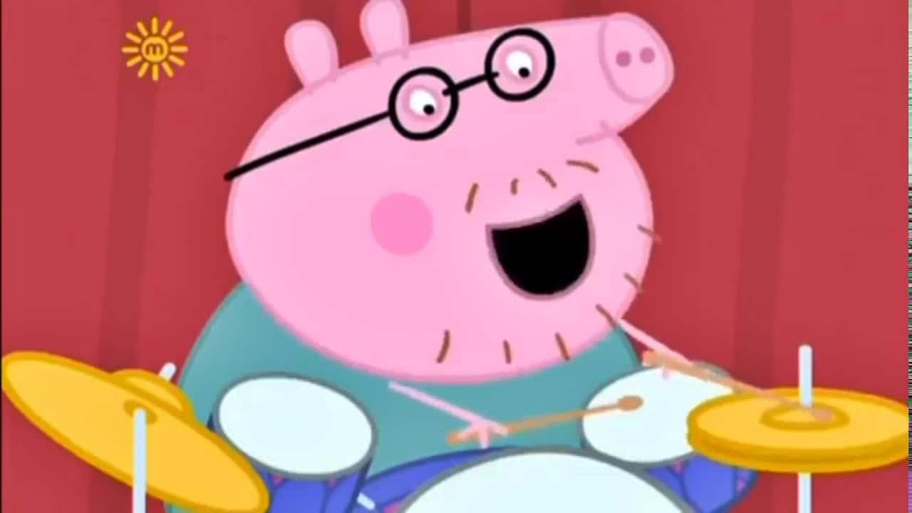 Daddy Pig 桌布 壁紙 — 佩佩豬的爸爸在紅色窗簾背景下，頭頂太陽圖示，愉快地打鼓。