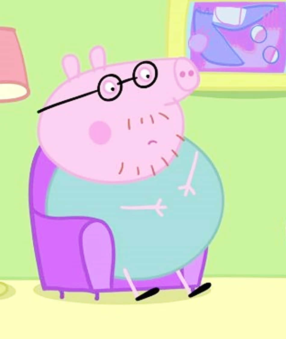 Daddy Pig 桌布 壁紙 — 佩佩豬的爸爸戴著眼鏡，穿著淺藍色襯衫，坐在一張紫色的扶手椅上，房間色彩繽紛。