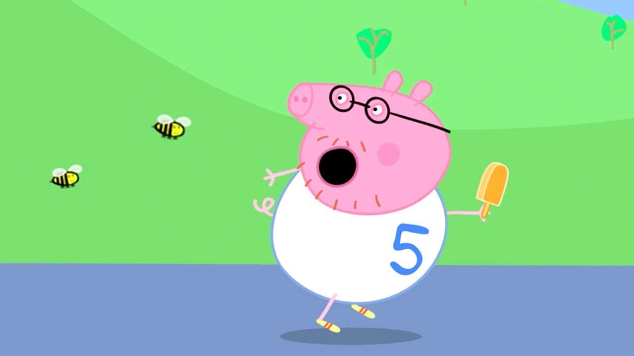 Peppa Pig Funny 桌布 壁紙 — 佩佩豬的爸爸戴著眼鏡拿著冰淇淋，在蜜蜂飛舞的綠色田野上快樂地奔跑。