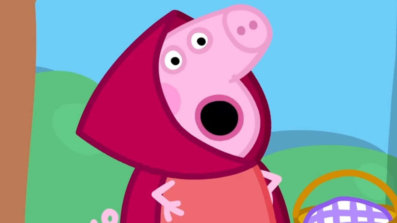 Peppa Pig Funny 桌布 壁紙 — 佩佩豬穿著紅色連帽斗篷，睜大眼睛張開嘴巴，在戶外拿著一個籃子。