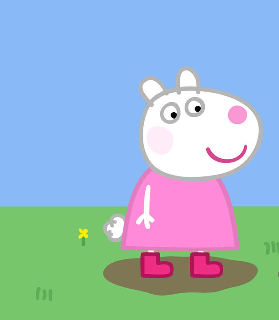 Suzy Sheep 桌布 壁紙 — 佩佩豬站在綠色草地上的泥坑裡，頭頂是晴朗的藍天，附近有一朵黃色的花。