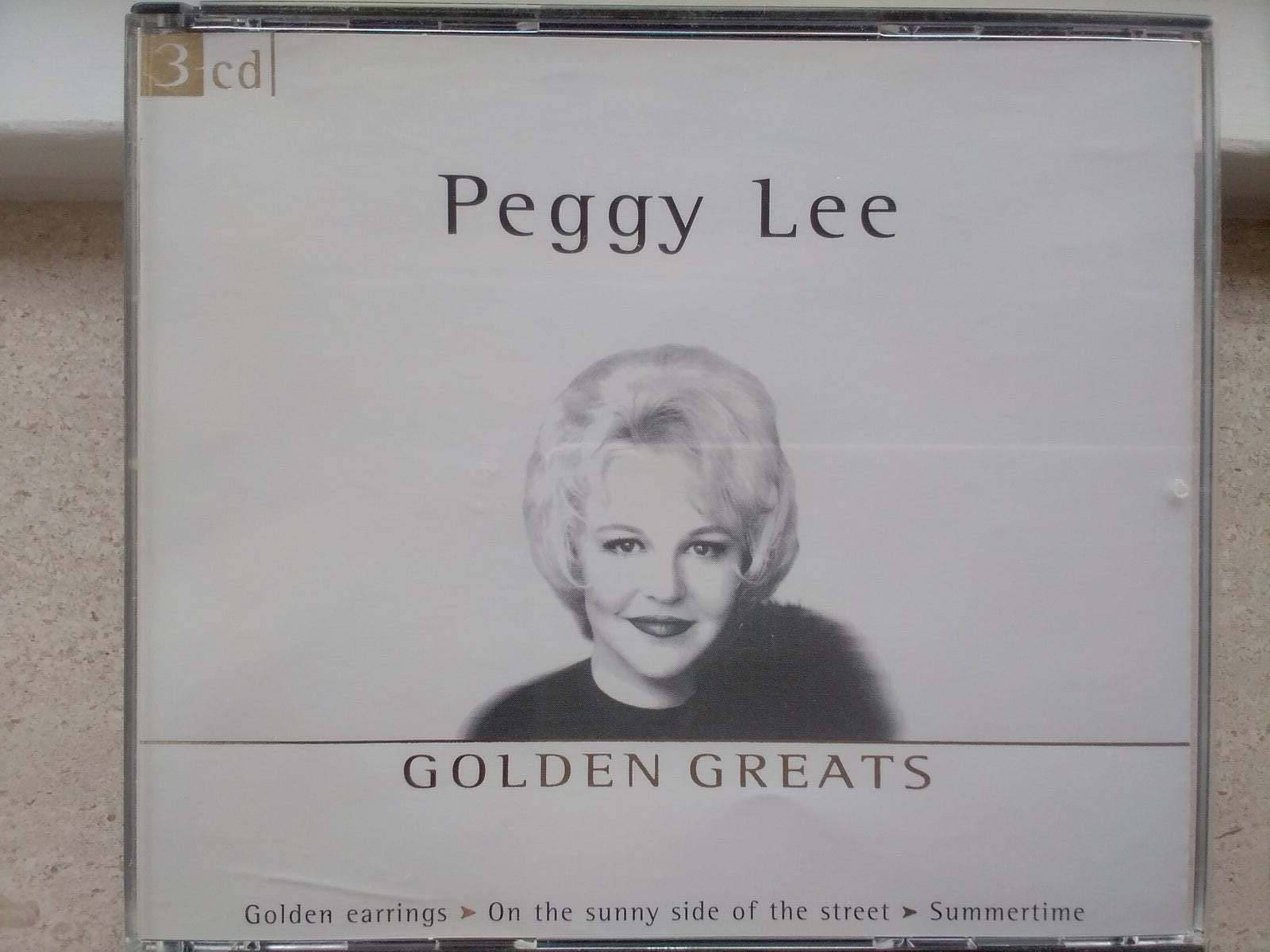 Celebrity 桌布 壁紙 — 佩吉·李在名為 Golden Greats 的極簡專輯封面上微笑的黑白肖像。