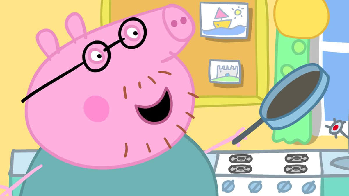 Daddy Pig 桌布 壁紙 — 佩奇豬的爸爸戴著眼鏡，在明亮的廚房裡用煎鍋煮飯時微笑。