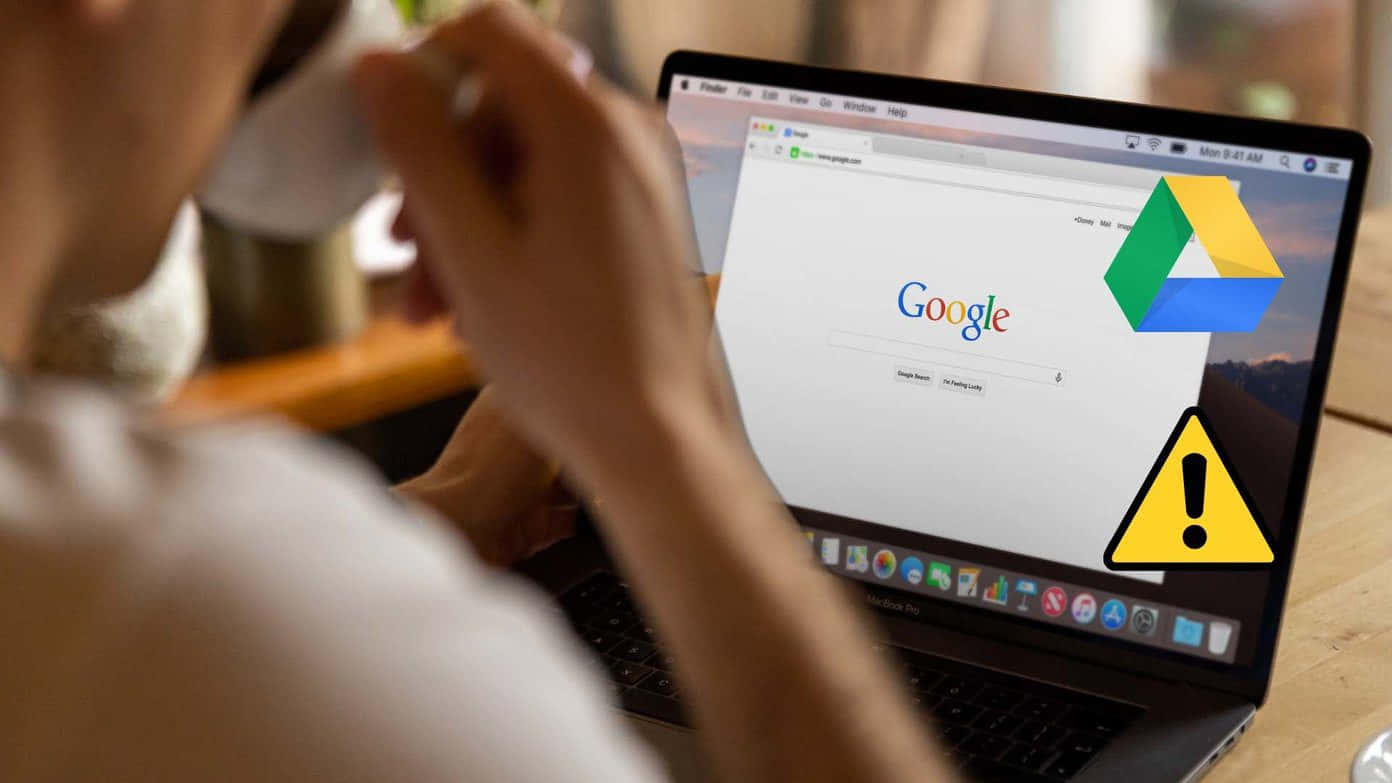 google 桌布 壁紙 — 使用筆記型電腦的人，螢幕上疊加Google搜尋頁面和警告符號。