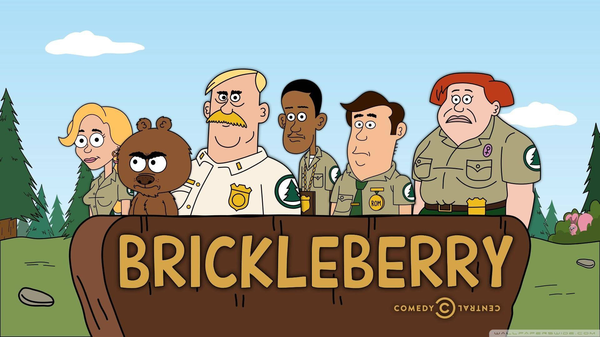 森林 桌布 壁紙 — 來自 Brickleberry 的卡通角色站在森林環境中的木製標誌後面，天空藍色有雲。