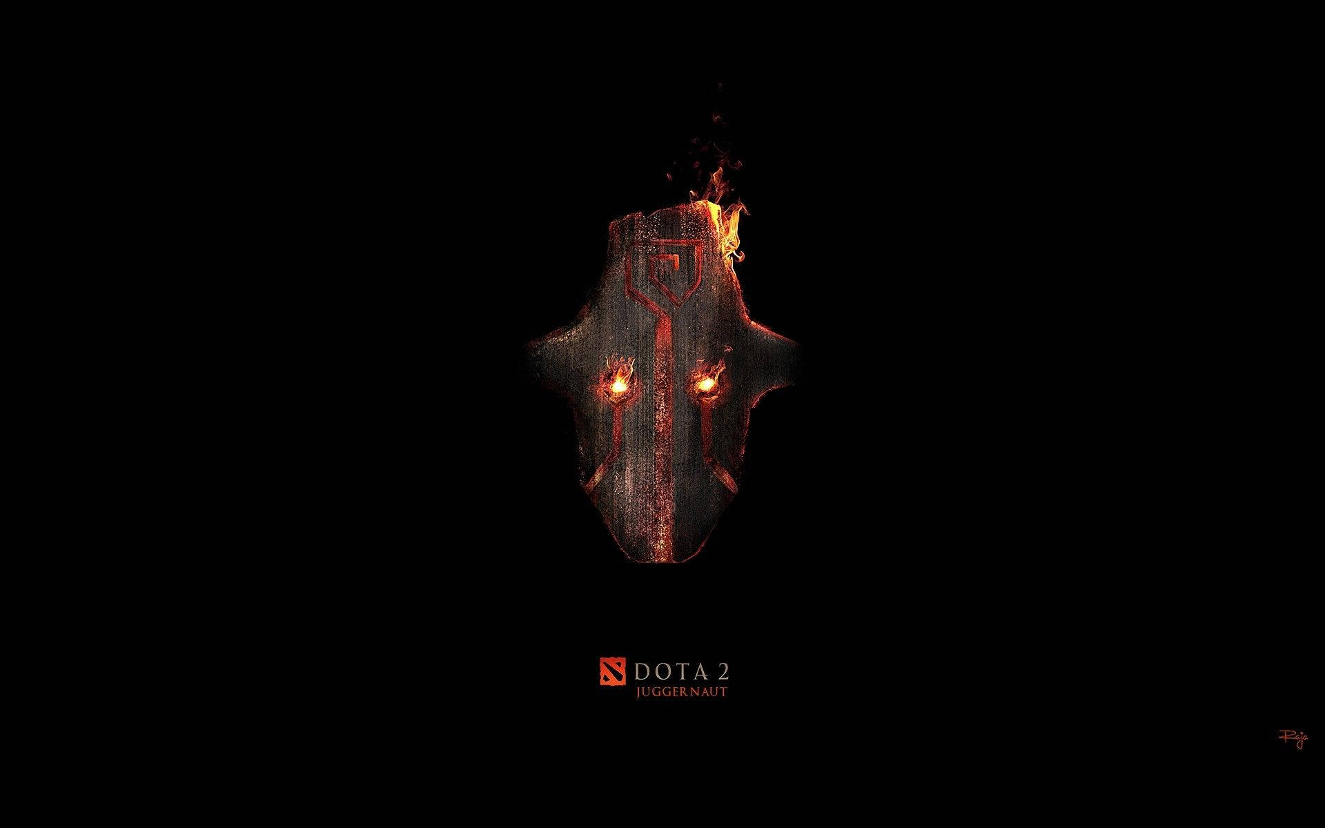 Juggernaut 桌布 壁紙 — 來自 Dota 2 的熾熱發光劍聖頭盔，從黑暗中浮現，帶有強烈的橙色火焰和發光的眼睛。