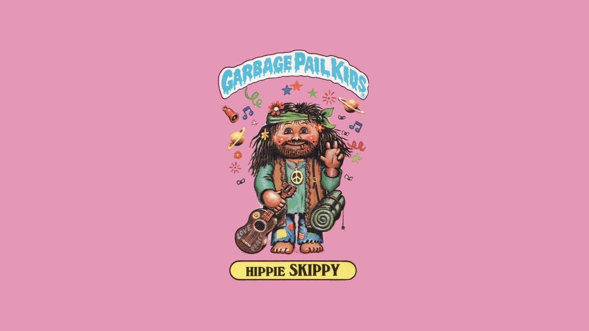 滴落感 桌布 壁紙 — 來自 Garbage Pail Kids 的 Hippie Skippy 在純粉紅色背景上愉快地揮手，背景有漂浮的音樂符號和星星。